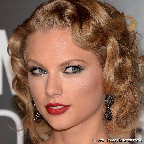 Para o MTV VMA 2013, em agosto de 2013, Taylor preferiu voltar ao ar retr? que tanto investe em seus looks, usando olhos bem delineados e batom vermelho